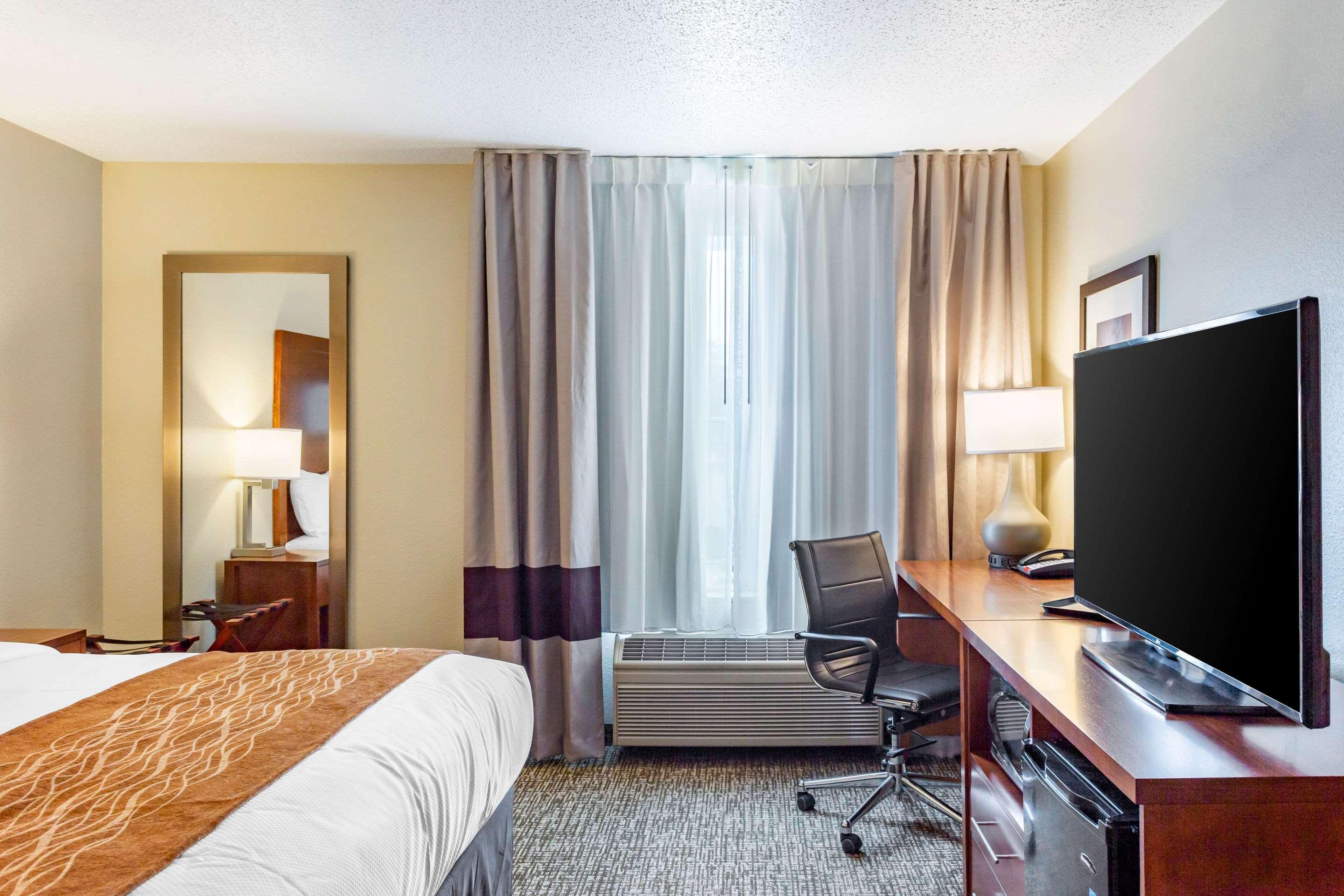 Comfort Inn Dekalb - Adjacent The University Exteriér fotografie